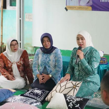 KETUA DEKRANASDA KAB.BANJAR TINJAU LANGSUNG PEMBUATAN KERAJINAN ARGUCI DI DESA BAWAHAN SEBERANG